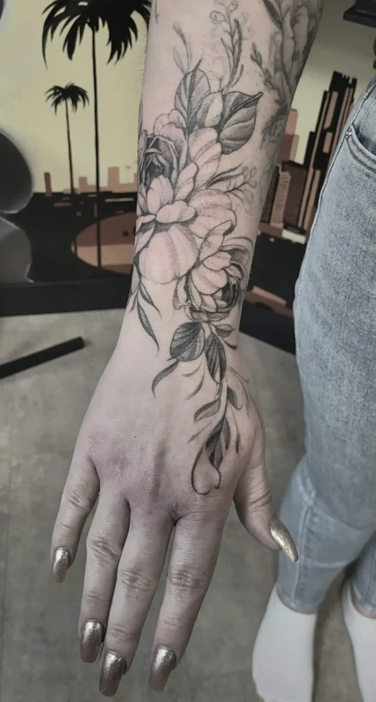 hand en vinger tattoos bloemen