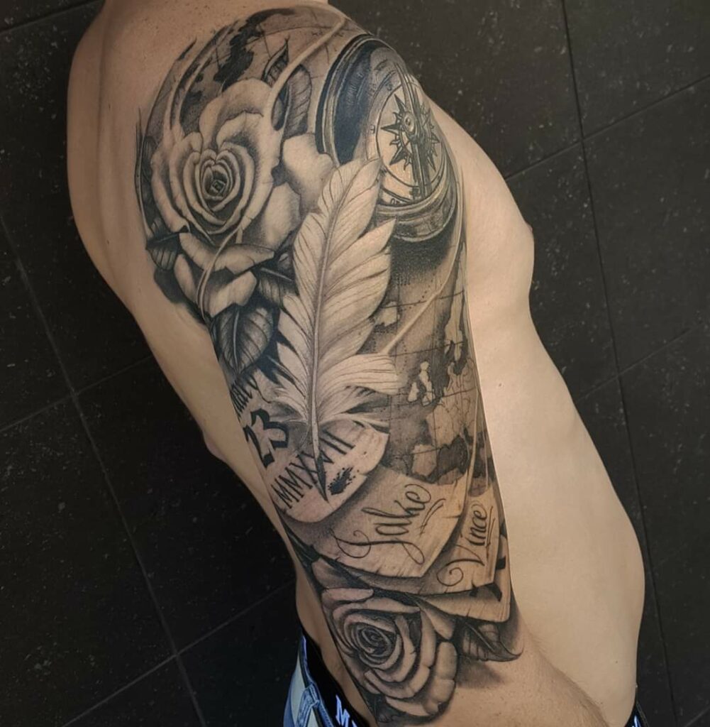 Kompas tattoos en zeekaart tatoeages met veer