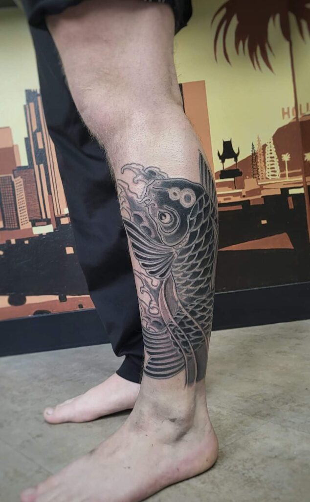 Japanse koi been tattoo