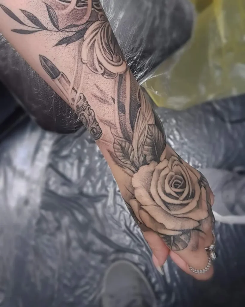 roos hand en vinger tattoos bij vrouw