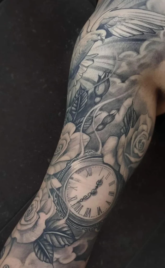Klok tattoo sleeve met duiven en rozen