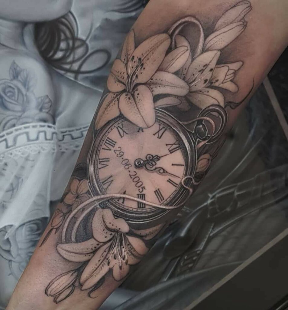 pocketwatch tattoo met lelies bij vrouw