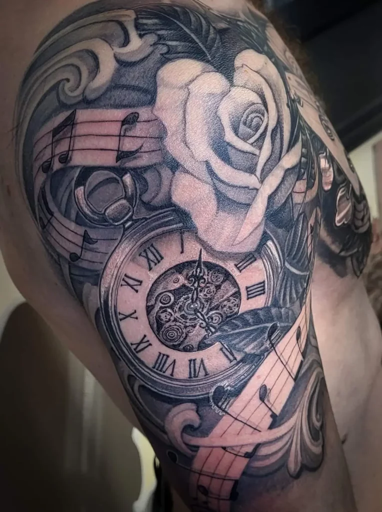 Klok tattoo  met  muziek noten