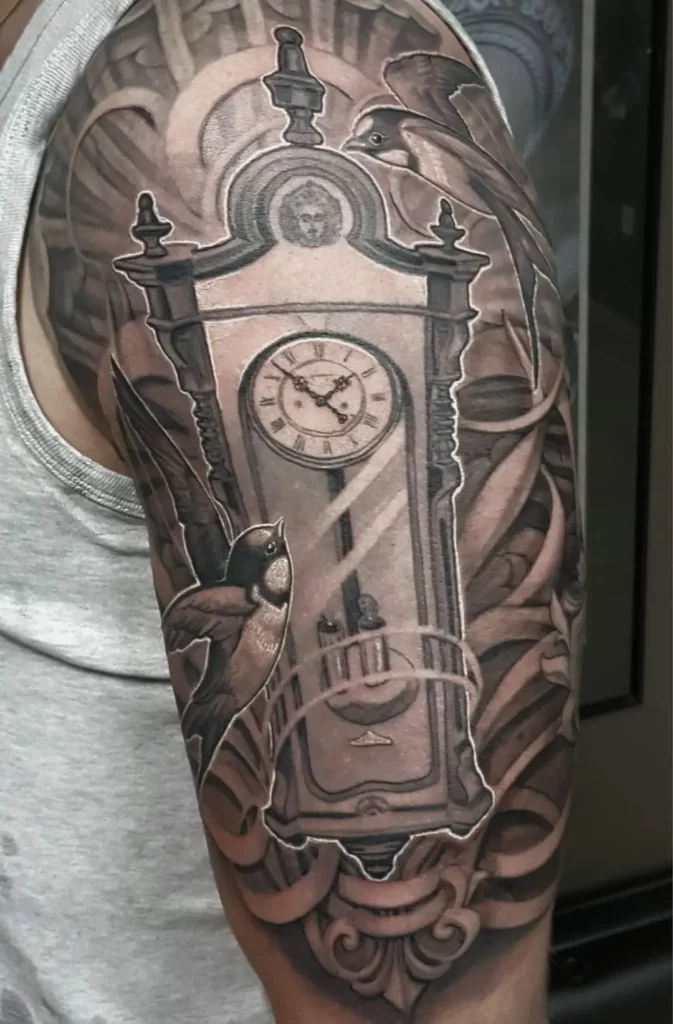 Klok tattoo met zwaluw tattoo 