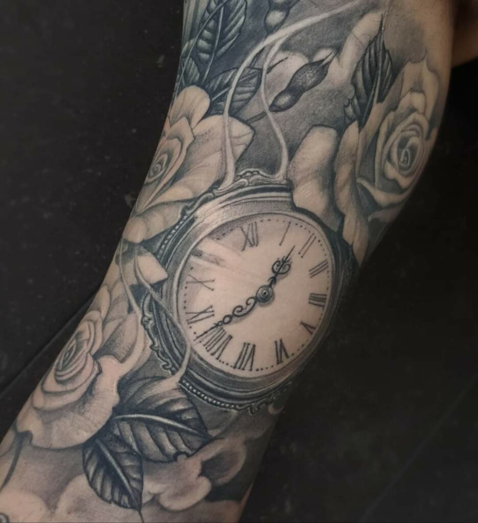 Klok tattoo met rozen en duiven