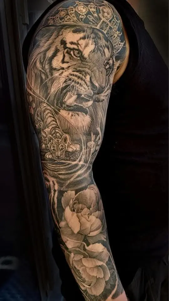 Tijger tattoo black and grey sleeve