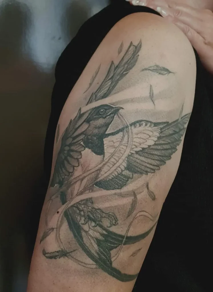 vliegende zwaluw tattoo bij vrouw