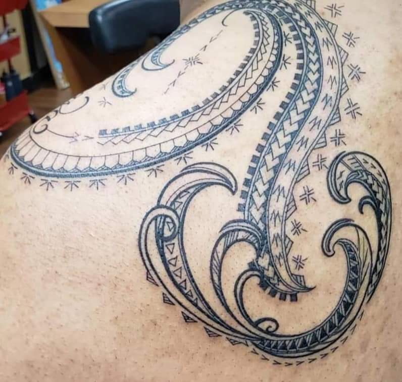 Polynesische vrouwelijke samoan floral tattoo